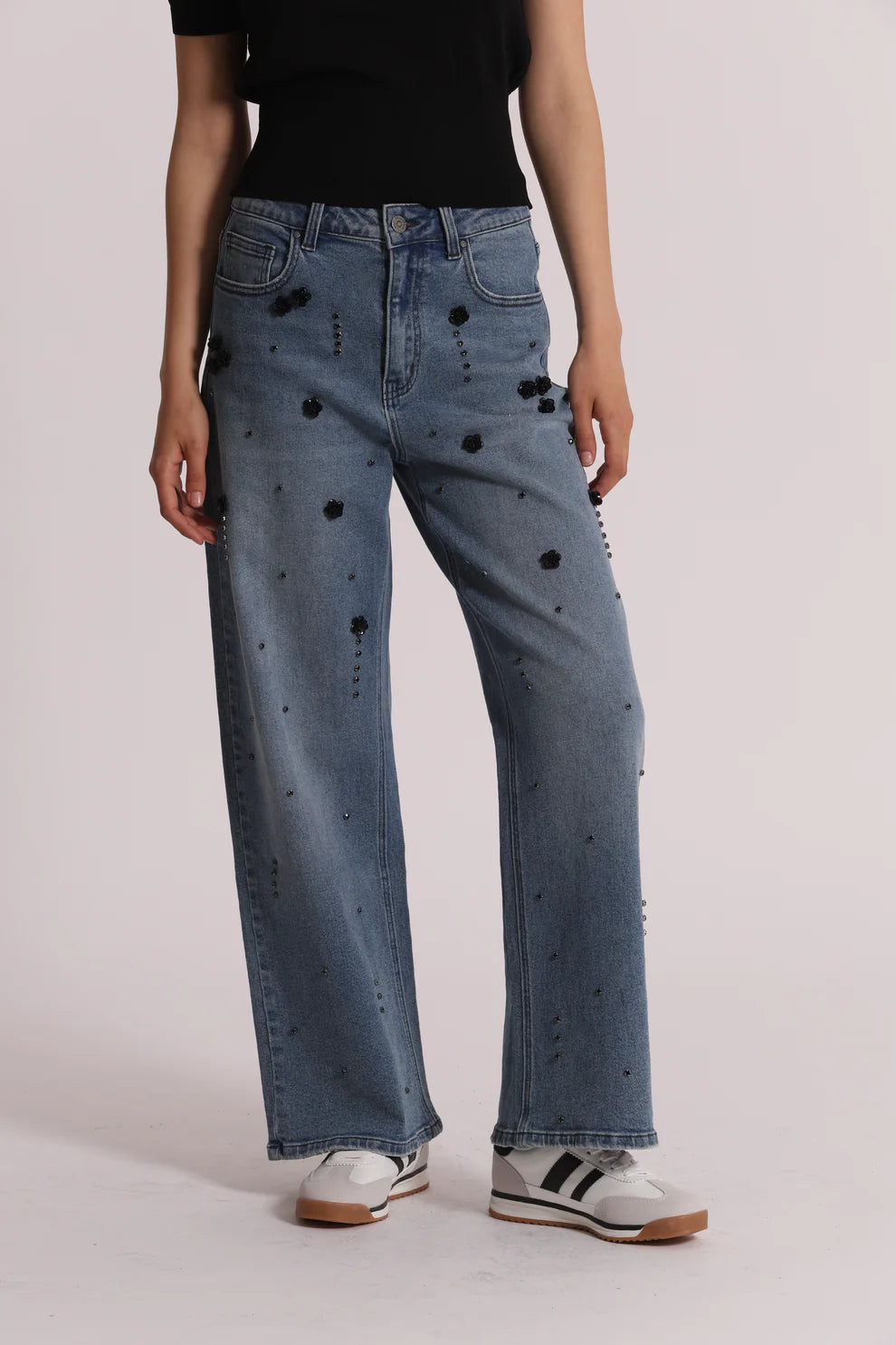 Jeans con applicazioni floreali